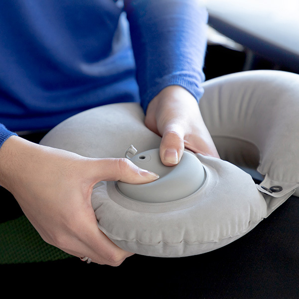 Selvoppblæsende nakkepude