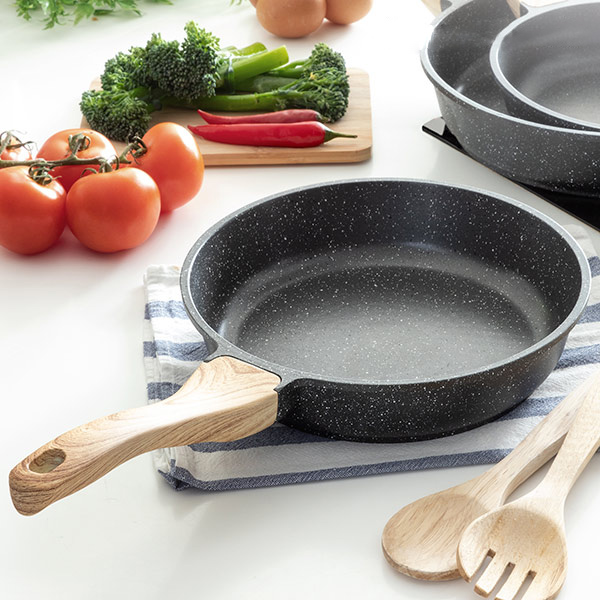 Premium stegepande med granit effekt (24 cm)